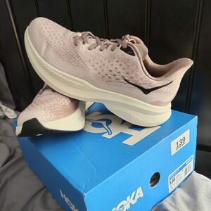 Women's 8.5 Hoka Mach 6 New In Box